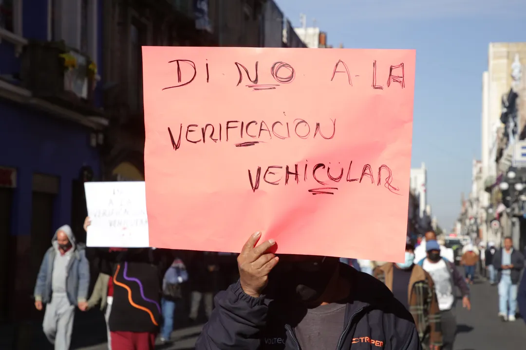 Anuncian transportistas poblanos tercera protesta contra verificación en Puebla