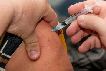 Población europea adulta mayor recibirá cuarta dosis contra la COVID-19