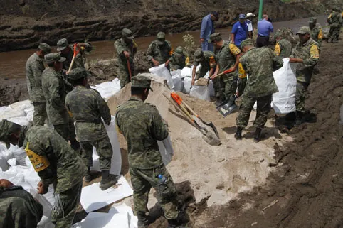 Para evitar inundaciones el Ejército limpia el Dren de Valsequillo