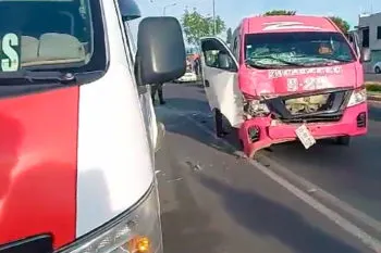 Choque entre dos unidades de transporte público deja cuatro lesionados en bulevar Forjadores