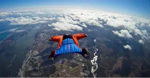 Hombre volador muere en risco de Hungría
