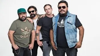 Mujer cantar ‘Frijolero’ de Molotov en ruso