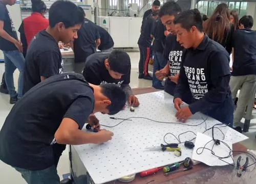VW acerca sus conceptos de cualificación técnica a jóvenes de escasos recursos