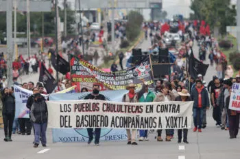 Marcha de la 28 de Octubre paraliza Vía Atlixcáyotl en defensa del agua en Xoxtla