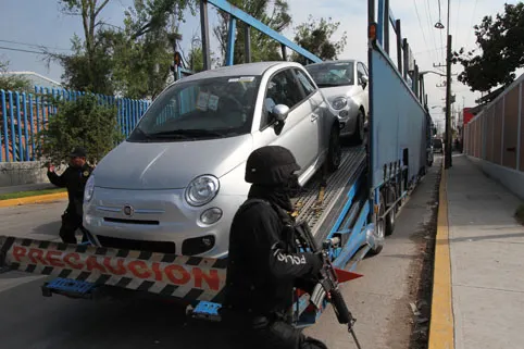 Detienen a tres que robaban autos de un carro nodriza