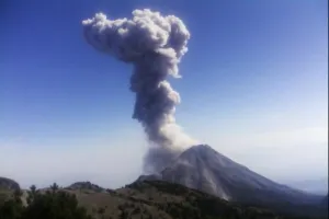 Despertó activo el volcán de Colima