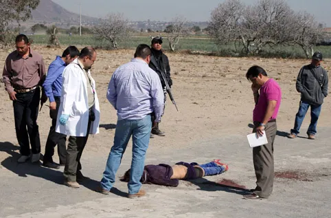 Encuentran cadáver de hombre con ropas de mujer en Santa Isabel Cholula