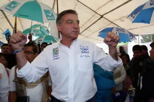 Tony Gali dialoga con habitantes de la Rivera Anaya