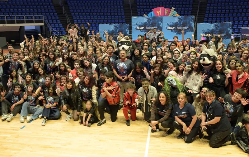 Cientos de estudiantes de la BUAP bailan al ritmo de Thriller en edición universitaria