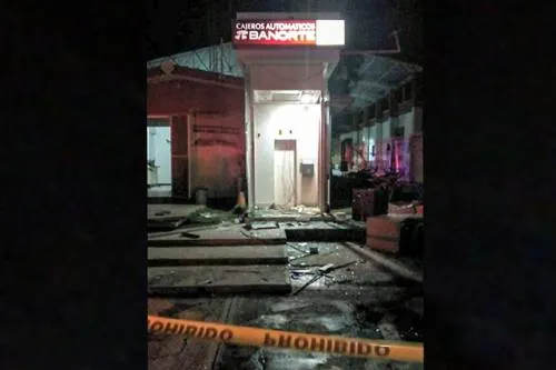 Comando armando roba armamento de comandancia de Santa Isabel Cholula y saquea cajero automático