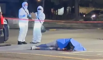 Ejecutan a un hombre frente a farmacia en San Isidro Castillotla y huyen en auto guinda