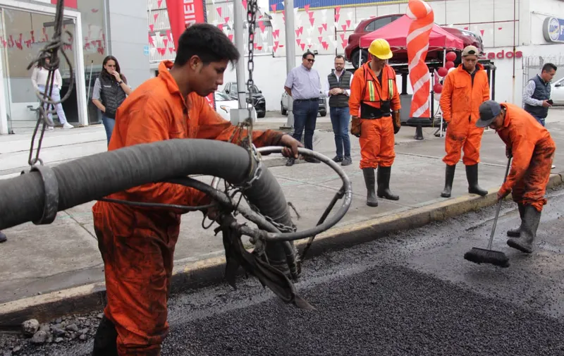 Fortalece Ayuntamiento de Puebla la campaña Bacheando Puebla; suma maquinaria de bacheo en frío