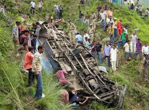 Caída de autobús e India provoca muerte de 40 personas