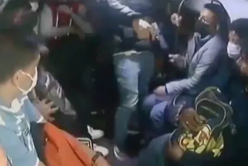 “Lo presentí desde que se subieron”; captan asalto a combi en la México-Puebla