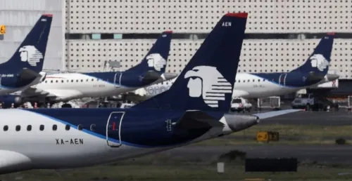 Aeroméxico pide a una corte de EU autorización para despedir a mil 830 empleados
