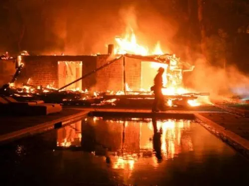 Video: Suben a 9 los muertos por incendios forestales en California