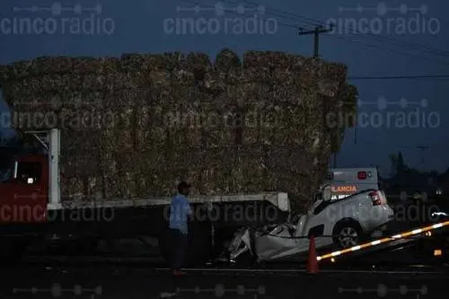 Vehículo se impacta contra un camión de carga
