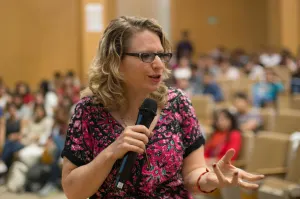 Para ser mujer sólo basta sentirse mujer: Rinna Riesenfeld en la BUAP