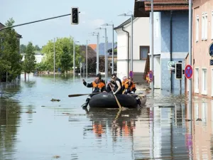 Calles de Alemania lucen inundadas por desbordamiento de río