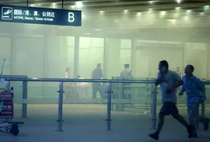Hombre en silla de ruedas, saca bomba y la detona en aeropuerto de Pekín