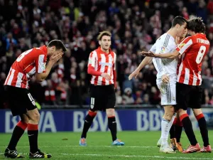 Suspenden tres juegos de liga a CR7 por agresión frente al Athletic de Bilbao