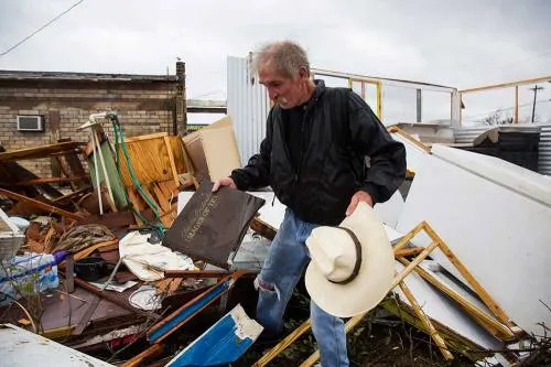 Video: Van 5 muertos en EU por “Harvey”
