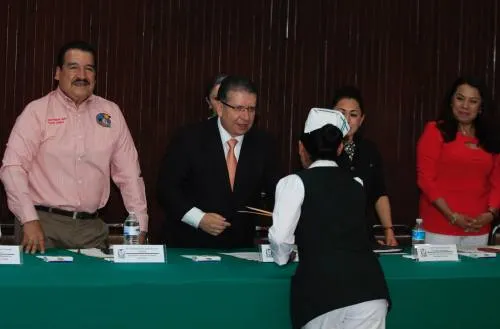 Entrega Doger reconocimientos a 281 trabajadores del IMSS