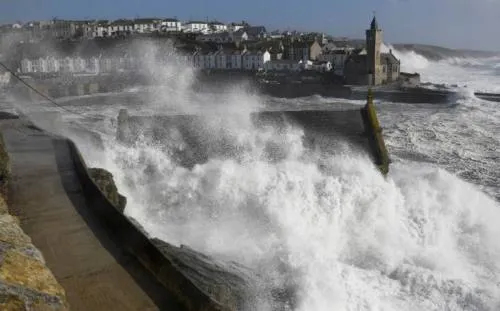 Ofelia pierde fuerza y toca tierra en Irlanda como tormenta; ya hay dos muertos