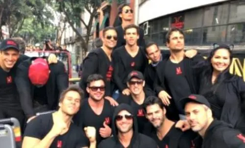 Elenco de Sólo para mujeres se promueve desde un Turibús