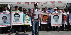Padres de los 43 viajan a Tamaulipas para que jueces no liberen a policías implicados