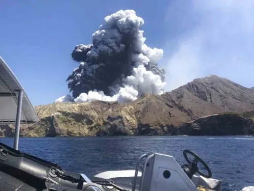 Aumenta actividad en volcán de Nueva Zelanda; sigue riesgo
