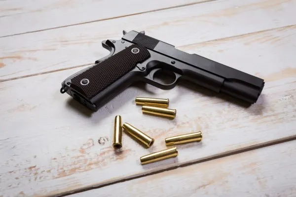 Alumnos llevan pistola a universidad y amenazan a compañera; los expulsan