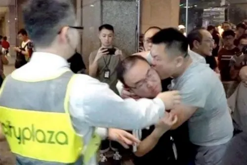 Hombre arranca la oreja de un mordisco a político de Hong Kong y apuñala otros cuatro