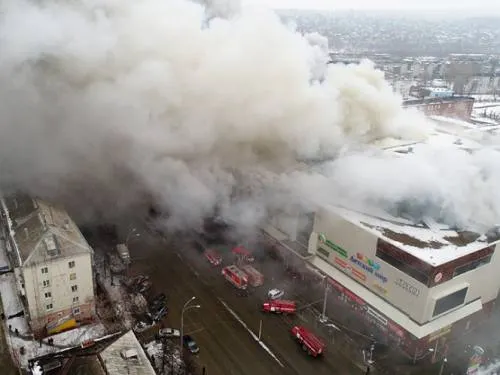 Suman 37 muertos por incendio en centro comercial ruso