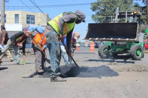 Continúan las labores de bacheo en las calles de la Ciudad