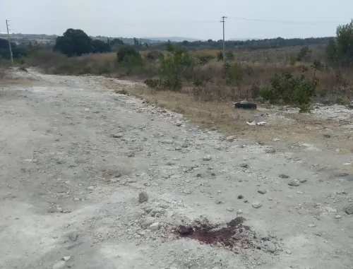 Encuentran a hombre lapidado en carretera a Valsequillo