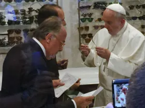 El Papa sale a renovar sus lentes; pide le cobren sin distinción