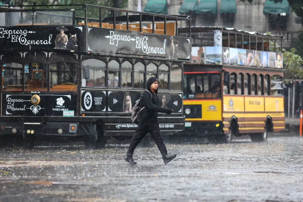 Lluvias intensas inundan calles de Puebla y provocan caos vial