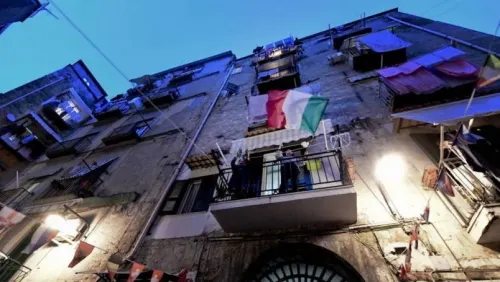 Música contra el coronavirus: Italianos cantan desde sus balcones durante cuarentena