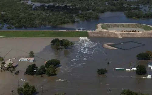Principal refinería de EU cierra totalmente por inundaciones en Texas