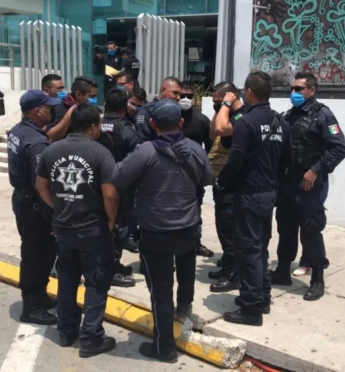 Policías de Tlacotepec de Benito Juárez exigen renuncia de regidora; se manifiestan frente a FGE