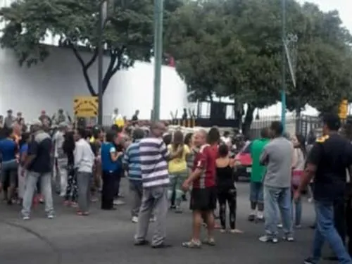 Cientos de personas piden a Maduro una cena de Año Nuevo