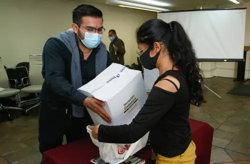 Recibe gremio artístico paquetes alimentarios por parte del SEDIF