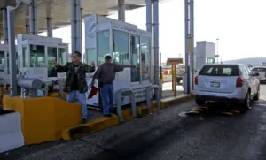 Manifestantes en la México-Pachuca permiten paso en caseta sin pago de peaje