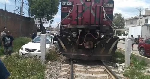 Coche es embestido por tren en San Pablo Xochimehuacan
