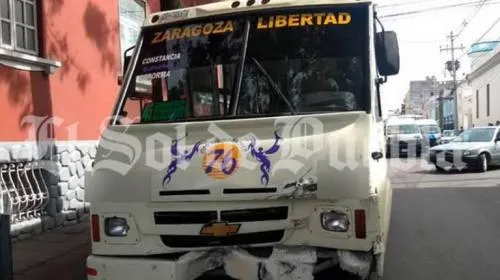 Ruta 76 choca contra un vehículo particular y deja tres personas heridas