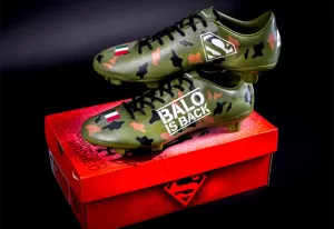 Mario Balotelli camuflajea sus pies
