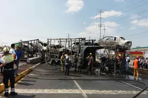 Aparatoso choque de una nodriza causa incendio