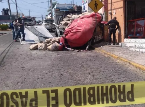 Camión de carga se desprende de grúa y aplasta una patrulla