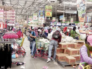 Normalistas saquean tiendas departamentales de Guerrero